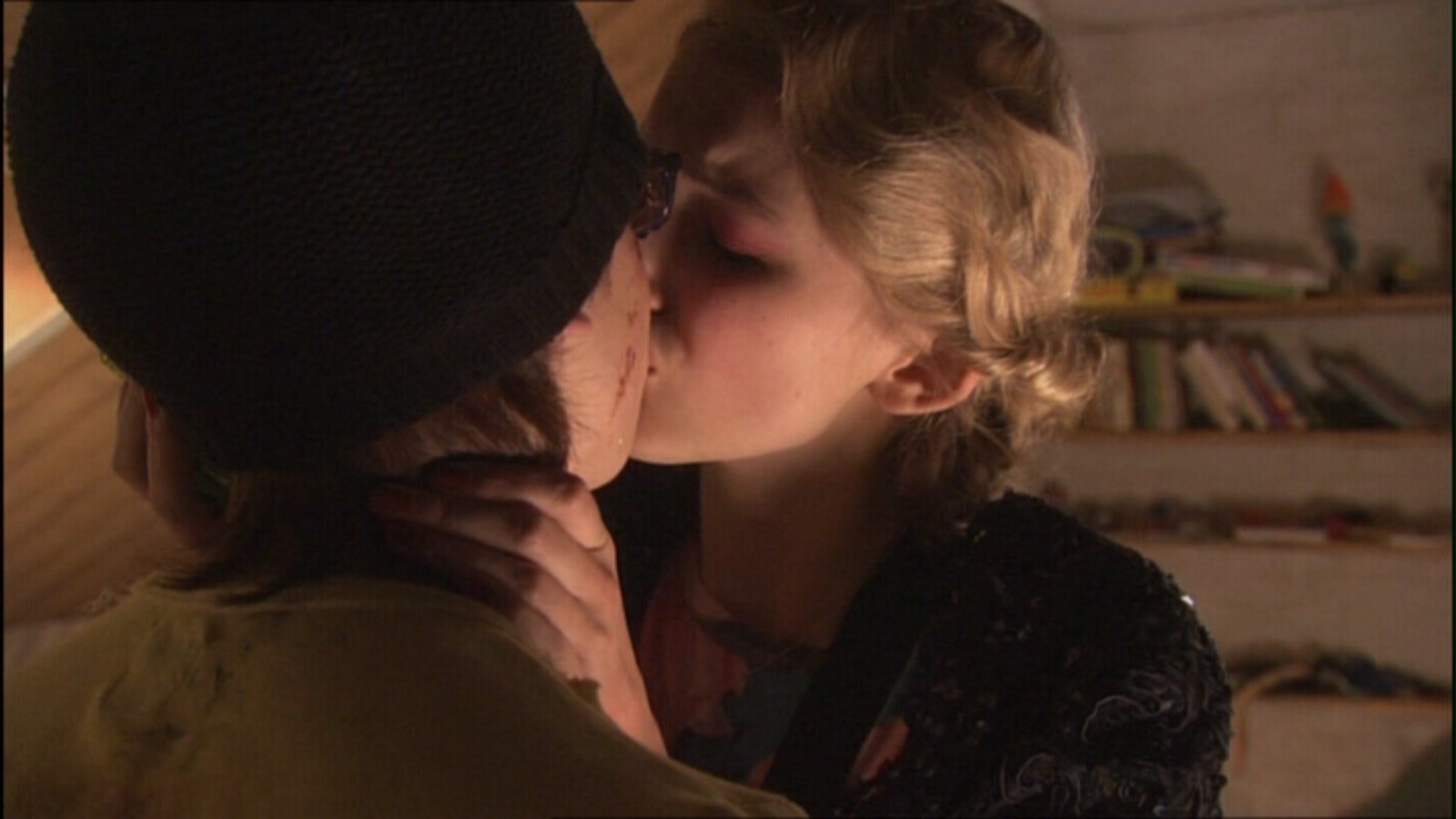 Поцелуй С Джессикой Сулой В Бассейне – Молокососы 2007